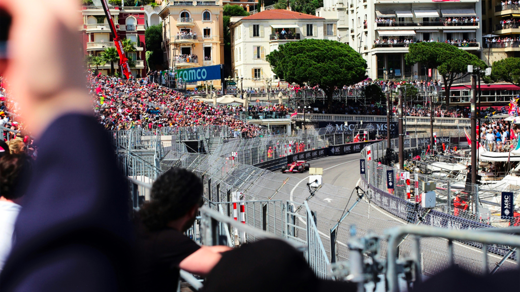 Course automobile à Monaco avec voiture de Formule 1 sur circuit urbain et foule de spectateurs