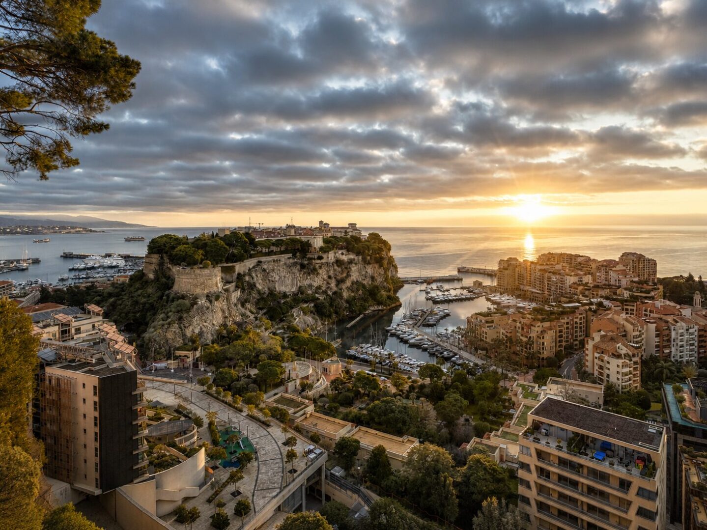 Le Rocher de Monaco et le port de Fontvieille au lever du soleil