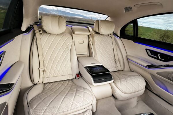 Intérieur cuir Maybach, confort à bord avec chauffeur privé à Monaco