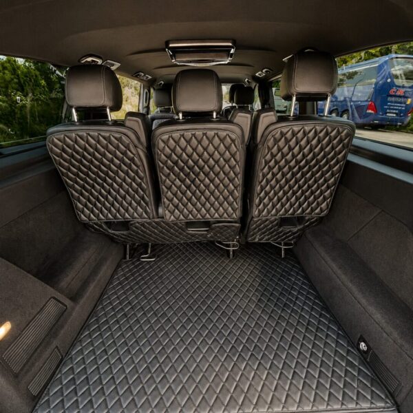Cabine cuir spacieuse d'un van, trajet confortable avec chauffeur à Monaco